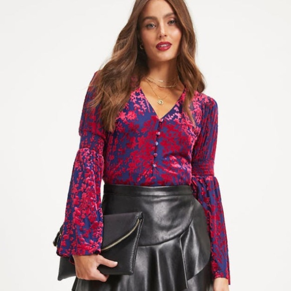 NWOT - VICI Annalisa Velvet Burnout Bell Sleeve Top